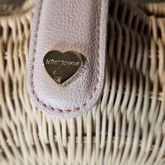 Betsey Johnson Straw Wicker Shell Purse Handbag With Hanging Charms - Picture 3 of 12